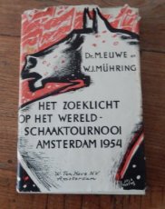 Euwe, M. Het zoeklicht op het wereldschaaktournooi Amsterdam 1954