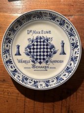 Porceleyne fles Dr. Max Euwe 1935 wereldkampioen schaken, Delfts blauw bord